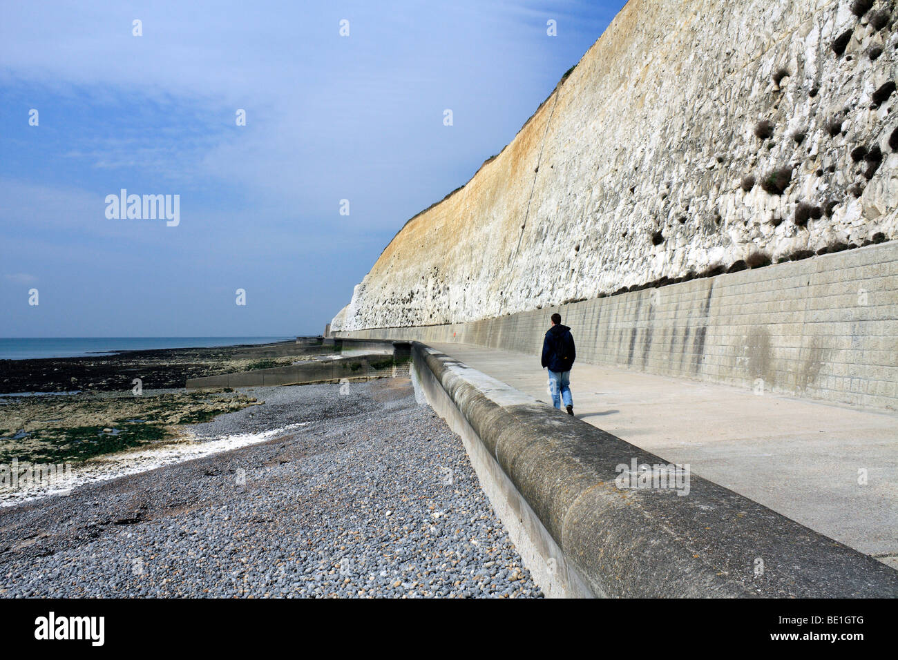 Le béton sous Cliff walk sous les falaises de craie à Peacehaven, East Sussex, England, UK Banque D'Images