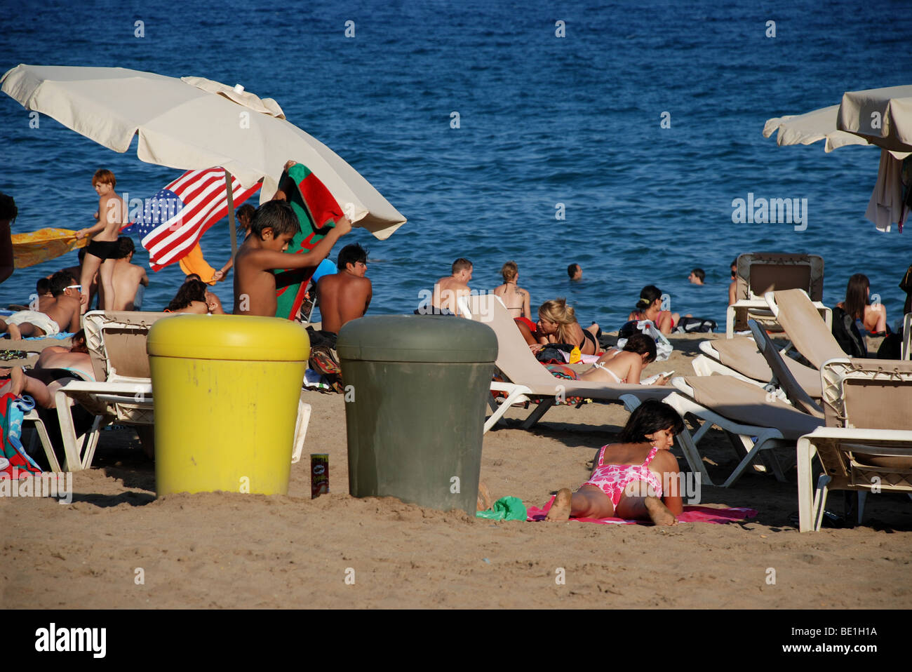 La foule à la plage de Barcelone. L'Espagne. Banque D'Images