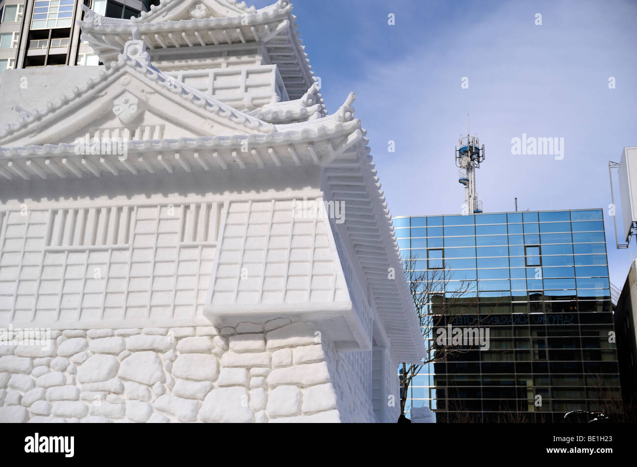 Sculpture sur neige géant du château d'Inuyama au Sapporo Snow Festival. Banque D'Images