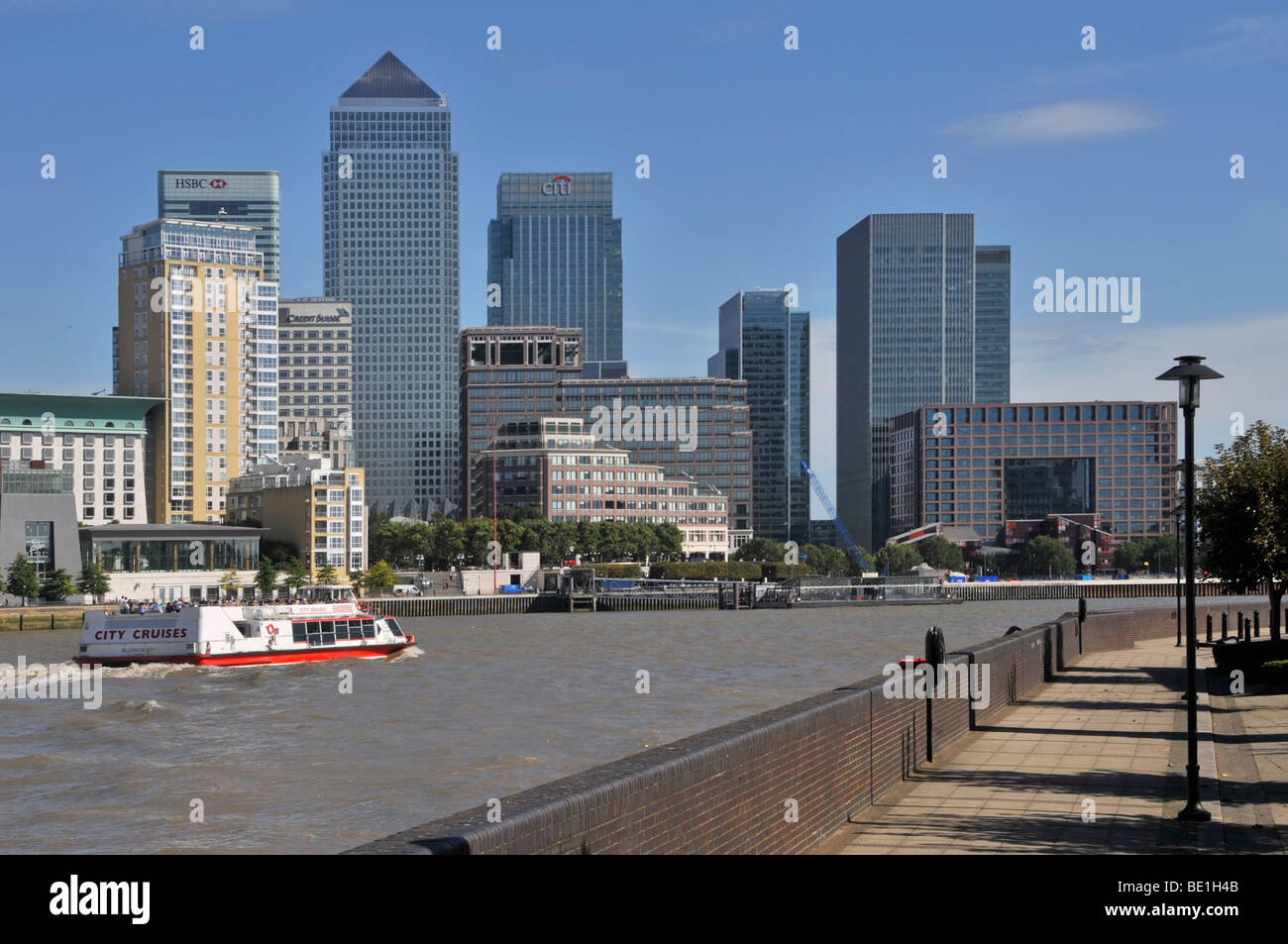 Au-delà des toits de Canary Wharf Tamise avec une excursion en bateau Banque D'Images