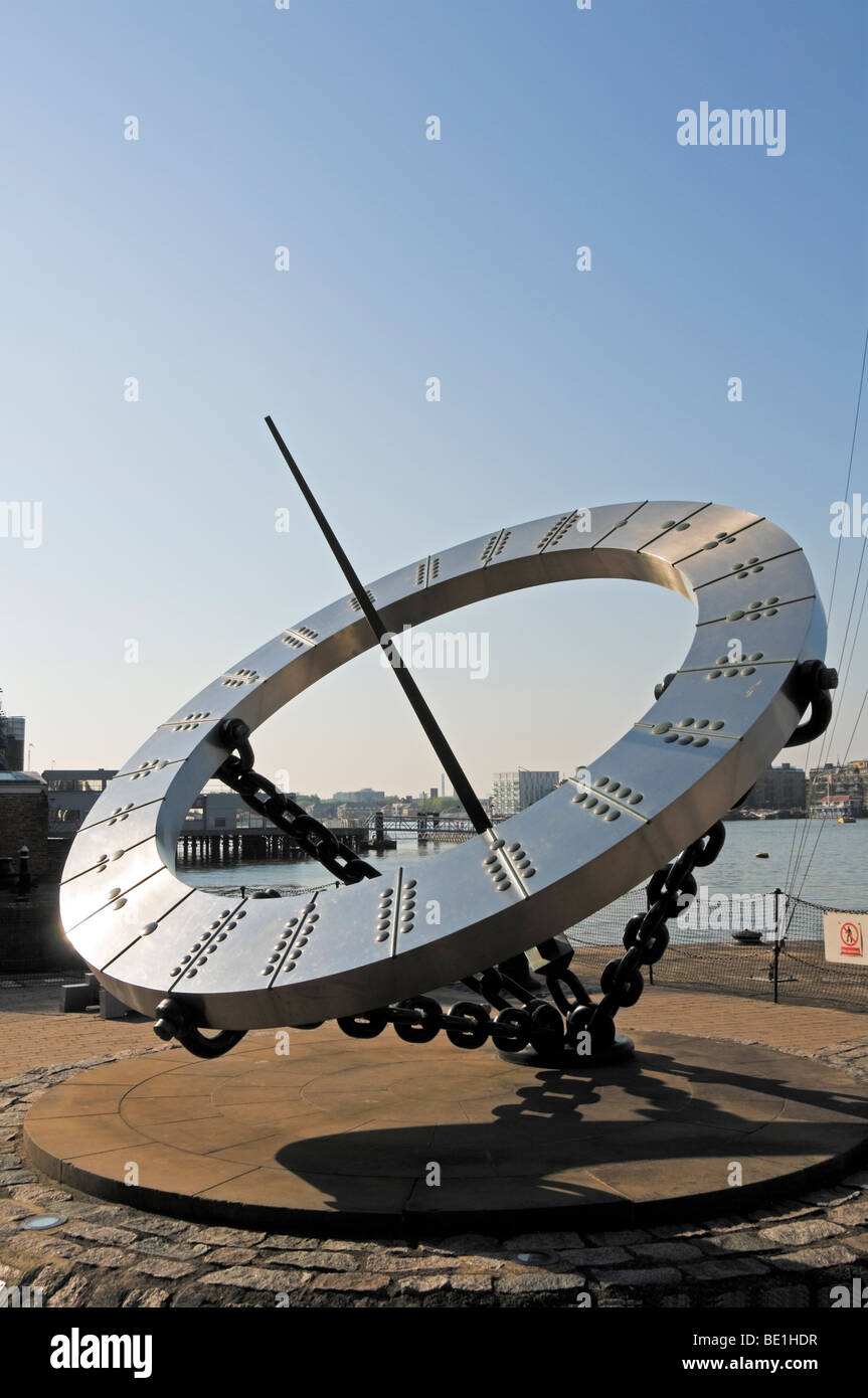 Horloge cadran solaire par St Katherines Docks sur la rive nord de la Tamise, Londres Banque D'Images