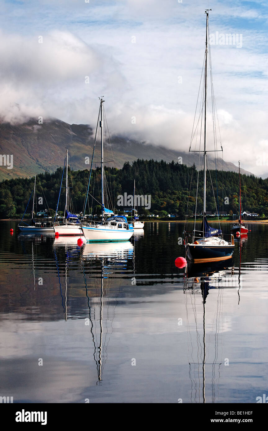 Yachts amarrés au large de Ballachulish sur le Loch Leven en Argyle Ecosse Banque D'Images