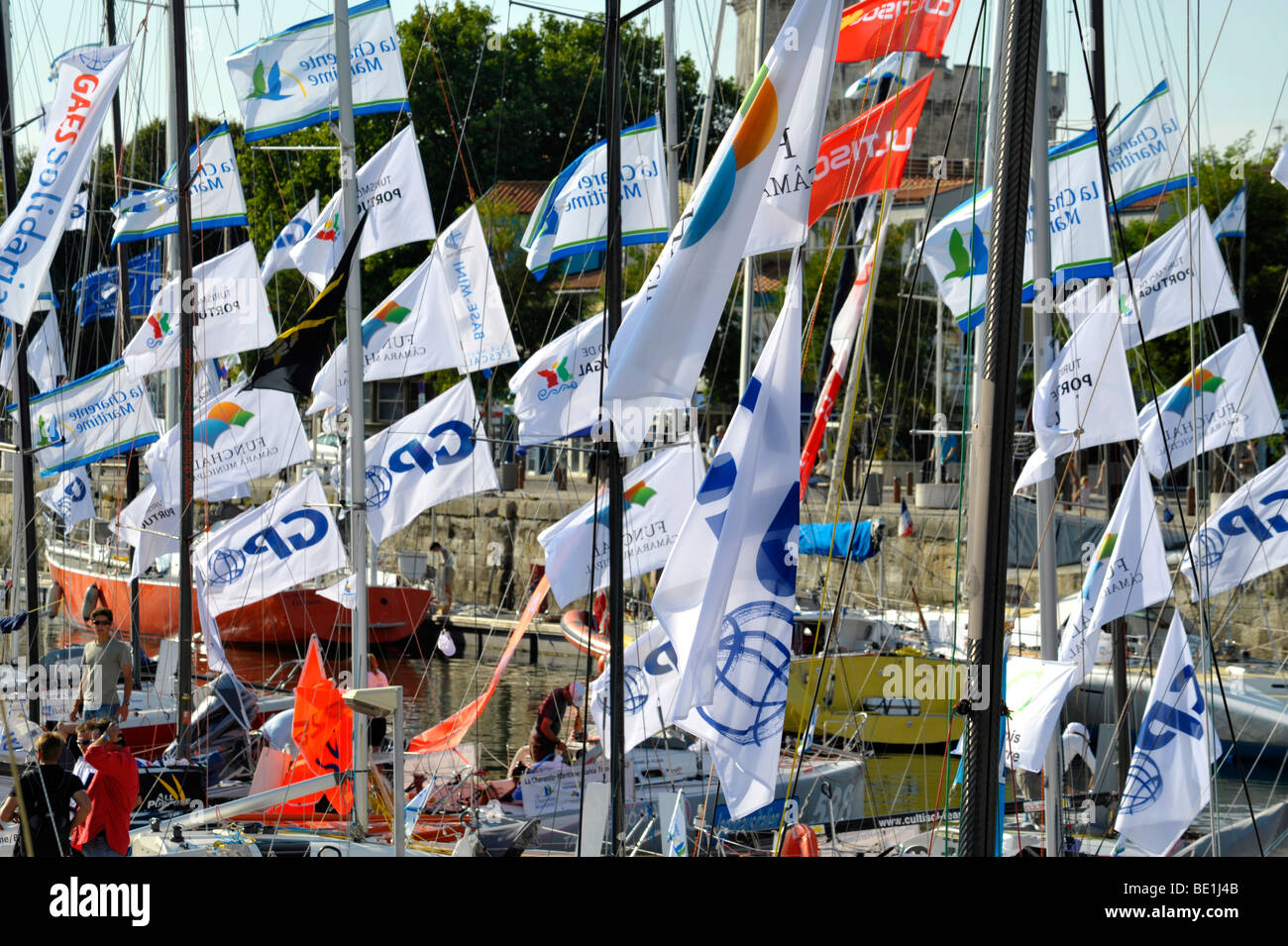 Mâts et drapeaux dès le début de la Charente Maritime à Bahia Brésil yacht race, France Banque D'Images