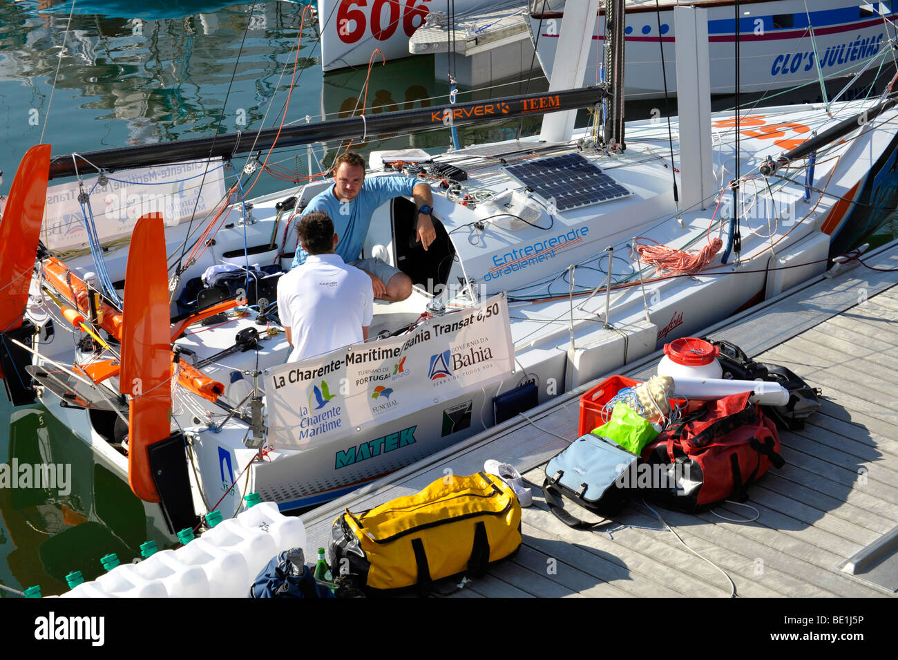 Les marins la préparation de la Charente Maritime à Bahia Brésil yacht race dans le port de La Rochelle, France Banque D'Images