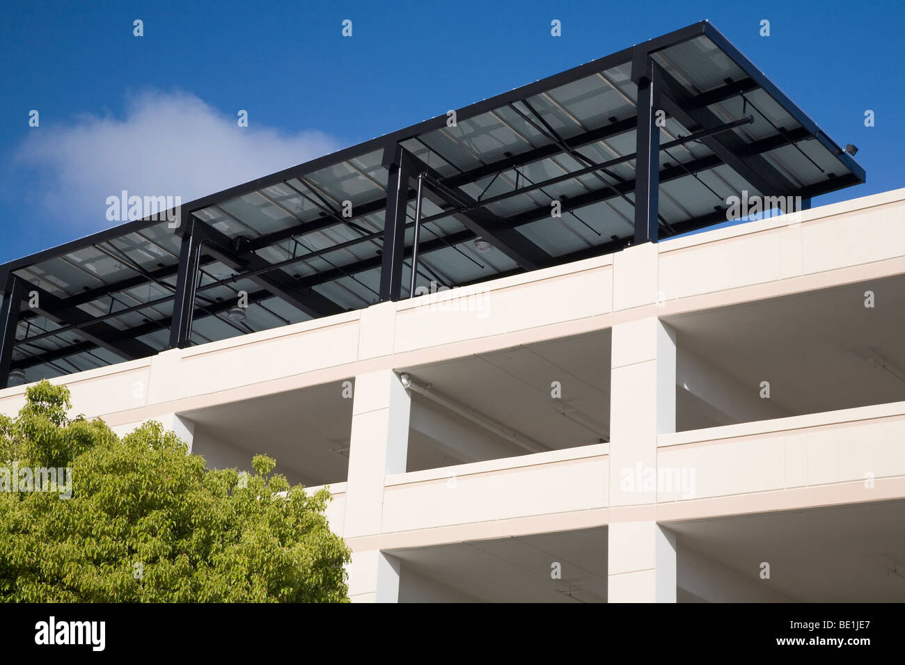 Baie de pare-soleil panneau solaire sur le toit d'un parking public situé au centre-ville de Mountain View, Californie, USA. Banque D'Images