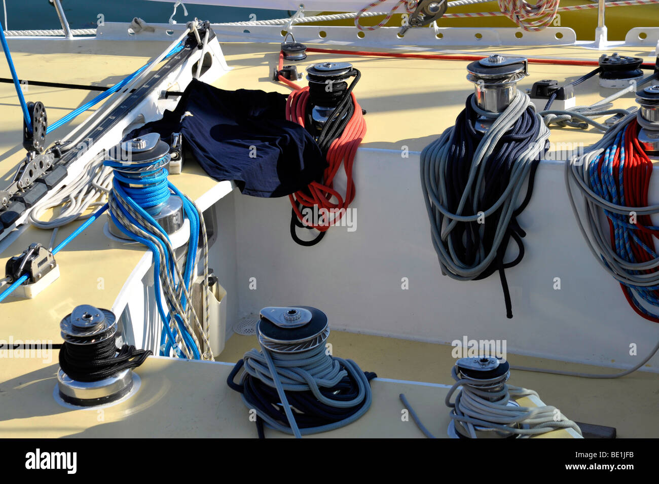 Cockpit gros plan tourné de yacht à voile Banque D'Images