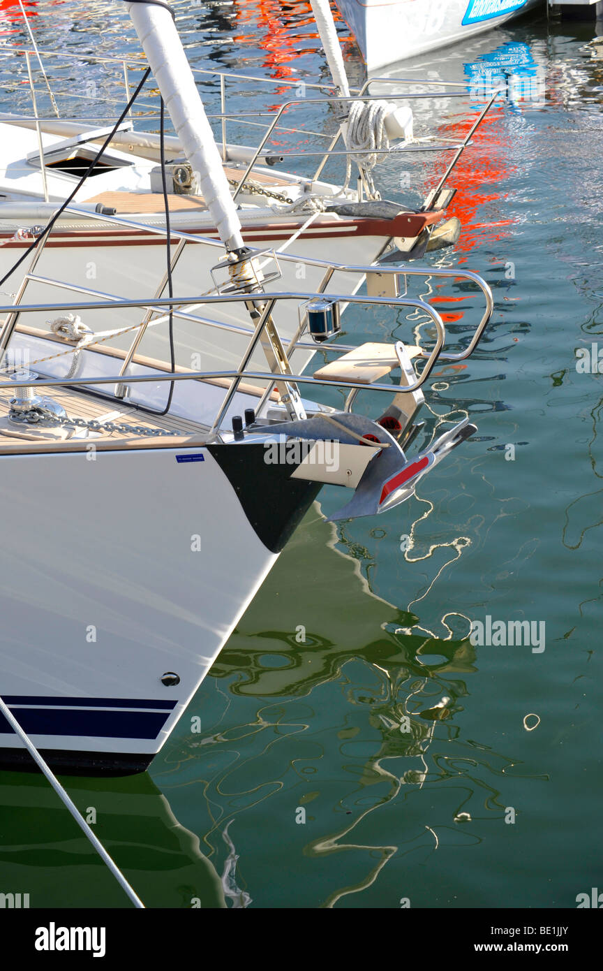Sailing yachts amarrés avec de l'eau réflexions Banque D'Images