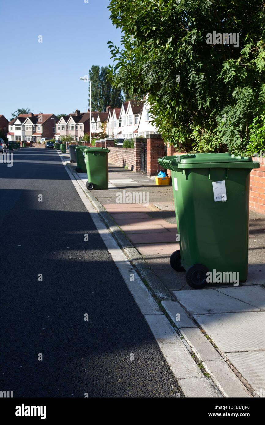 “Bin Blignted” Streets non- Recyable Waste Ugly Clutter Wheelie Bins, les poubelles de ménage sur le bord de la route à Highfield Road, Southport, Merseyside Royaume-Uni Banque D'Images
