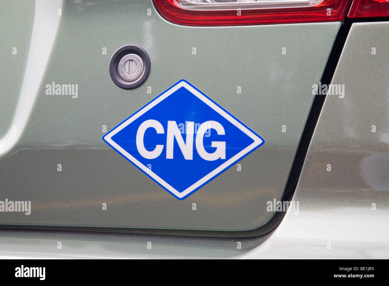 Un gros plan du GNV (gaz naturel) autocollants sur une Honda Civic le gaz naturel véhicule (GNV). Palo Alto, Californie, États-Unis Banque D'Images