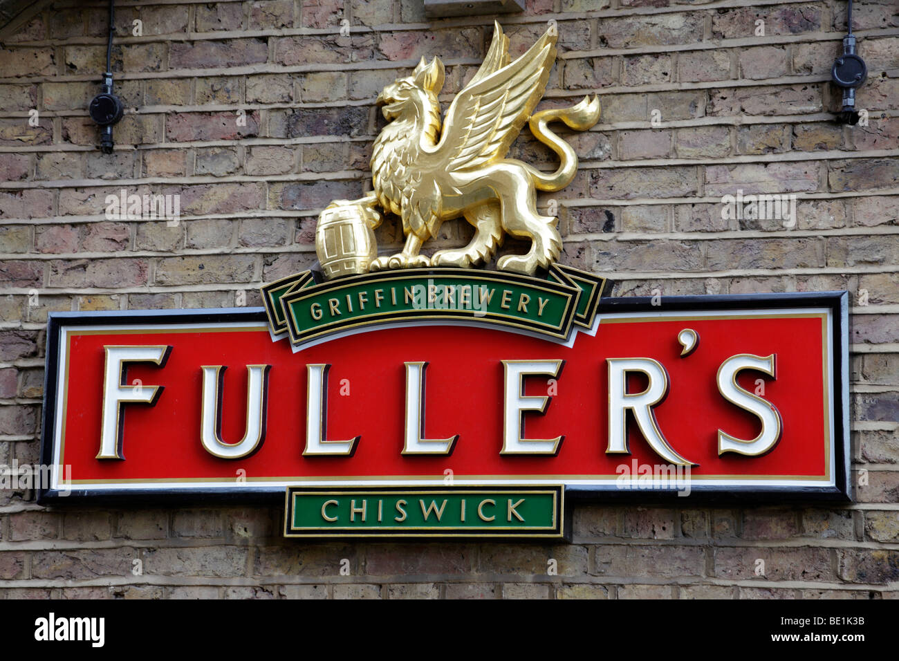 Fuller's griffin brewery signe au-dessus d'un pub près de la Tamise à Londres Uk Banque D'Images