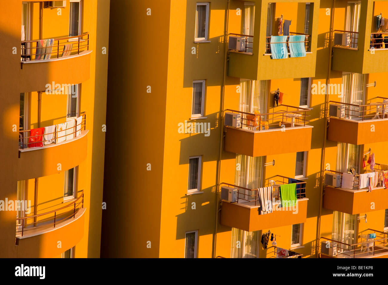 Appartement de vacances balcons Méditerranée hôtel en Turquie avec le séchage des serviettes de plage Banque D'Images