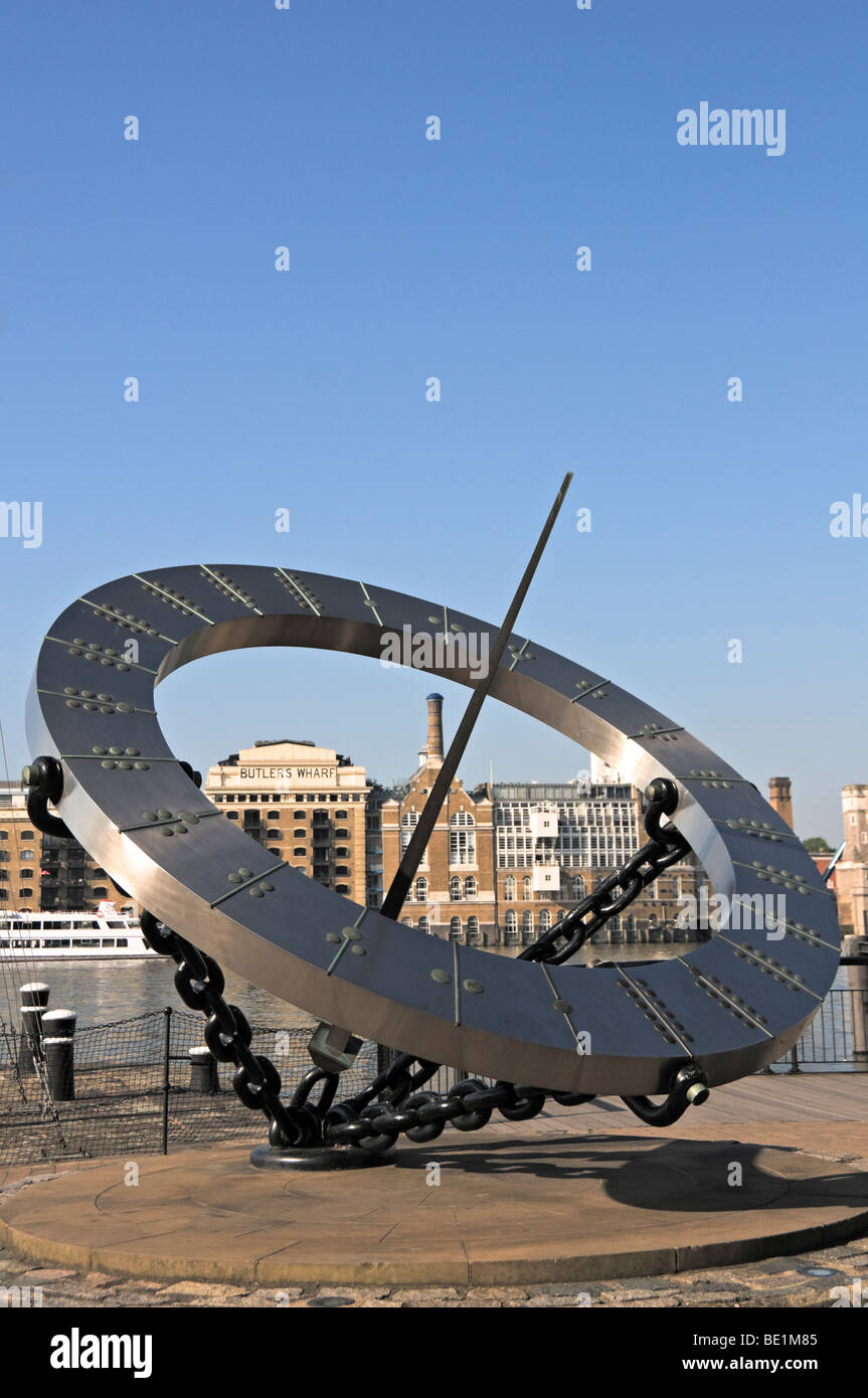 Horloge cadran solaire par St Katherines Docks sur la rive nord de la Tamise, Londres Banque D'Images