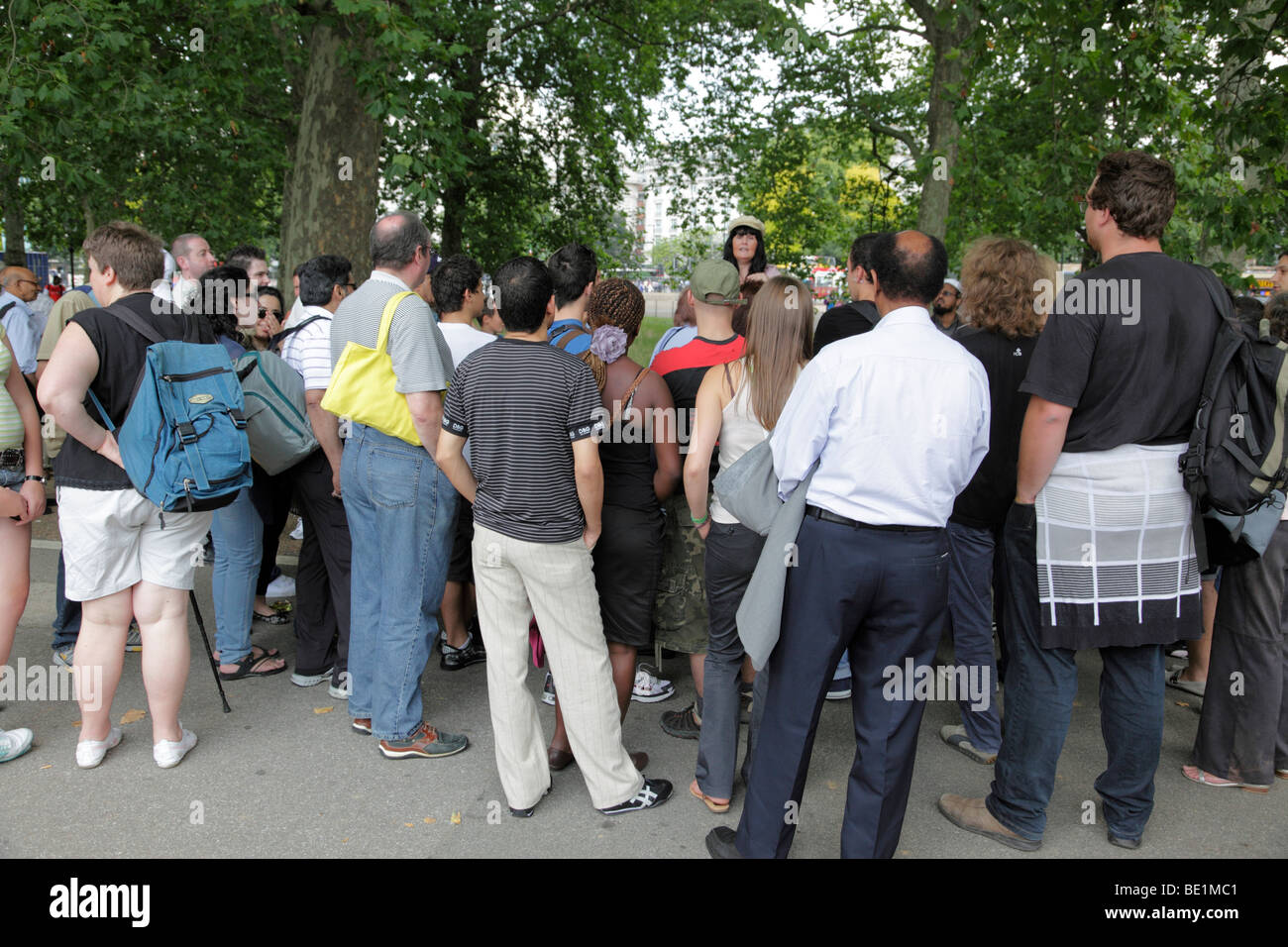 Les foules se rassemblent pour écouter au Speakers Corner Hyde Park London uk Banque D'Images