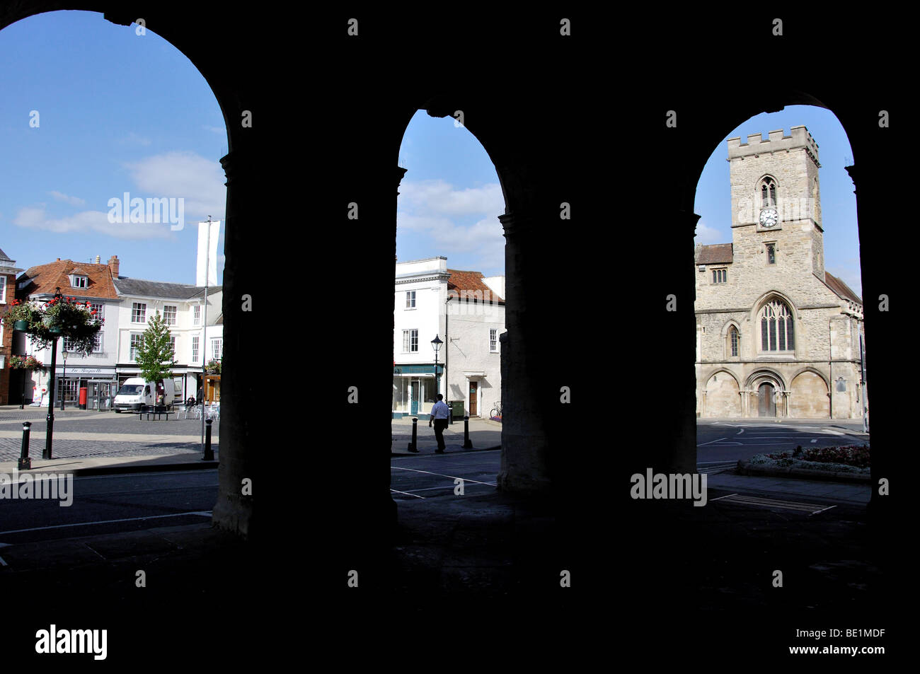 Vue à l'arches de County Hall, Place du marché, Abingdon-on-Thames, Oxfordshire, Angleterre, Royaume-Uni Banque D'Images