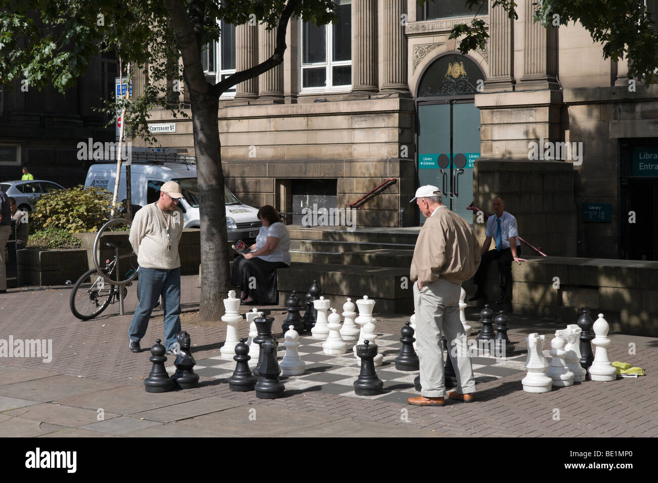 D'échecs en plein air géant en face de la bibliothèque de la ville et galerie d'Art sur Headrow, Leeds, West Yorkshire, Angleterre Banque D'Images
