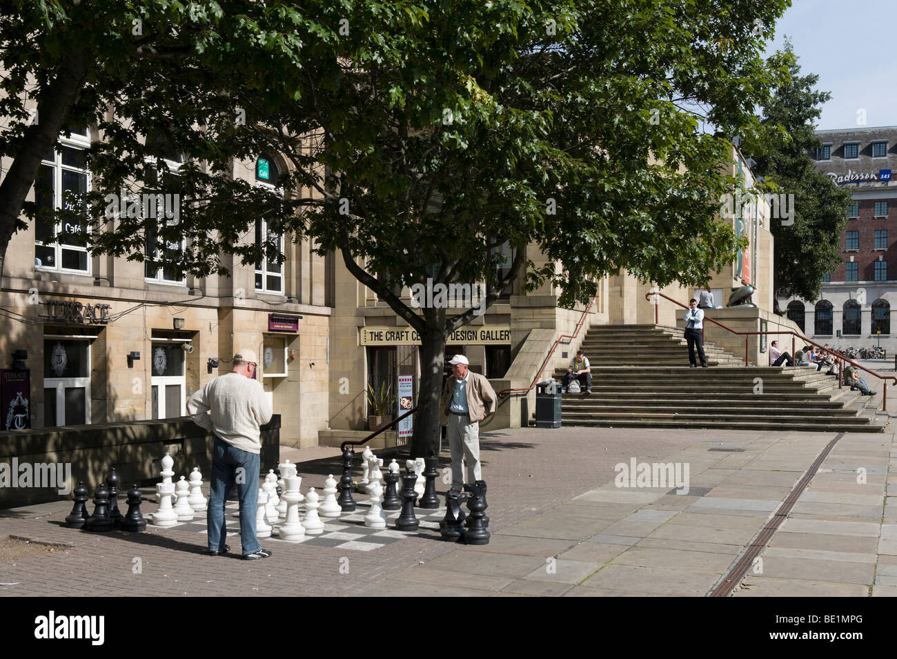 D'échecs en plein air géant en face de la bibliothèque de la ville et galerie d'Art sur Headrow, Leeds, West Yorkshire, Angleterre Banque D'Images