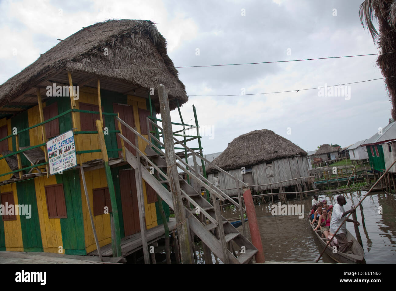 Le Carrefour Inn de Ganvie, le Bénin offre hébergement pour les touristes dans la région de maisons aux toits de paille. Banque D'Images