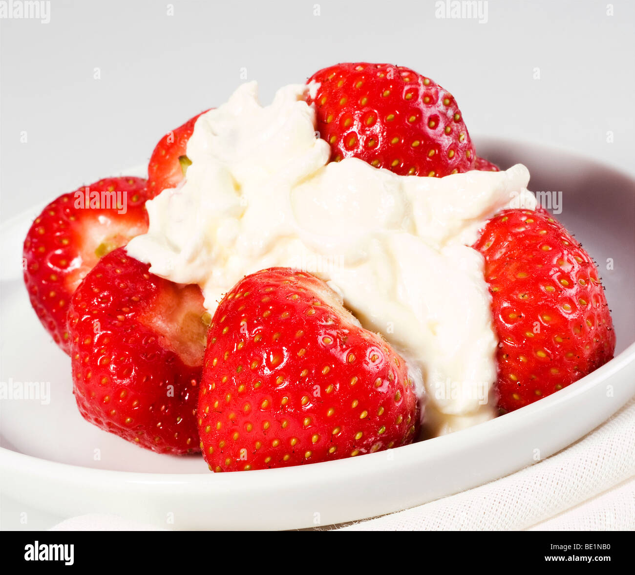 Des fraises à la crème fouettée Banque D'Images