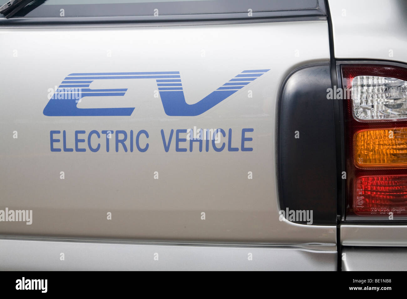 Un gros plan du "véhicule électrique EV' autocollant sur Toyota RAV4 Photo  Stock - Alamy