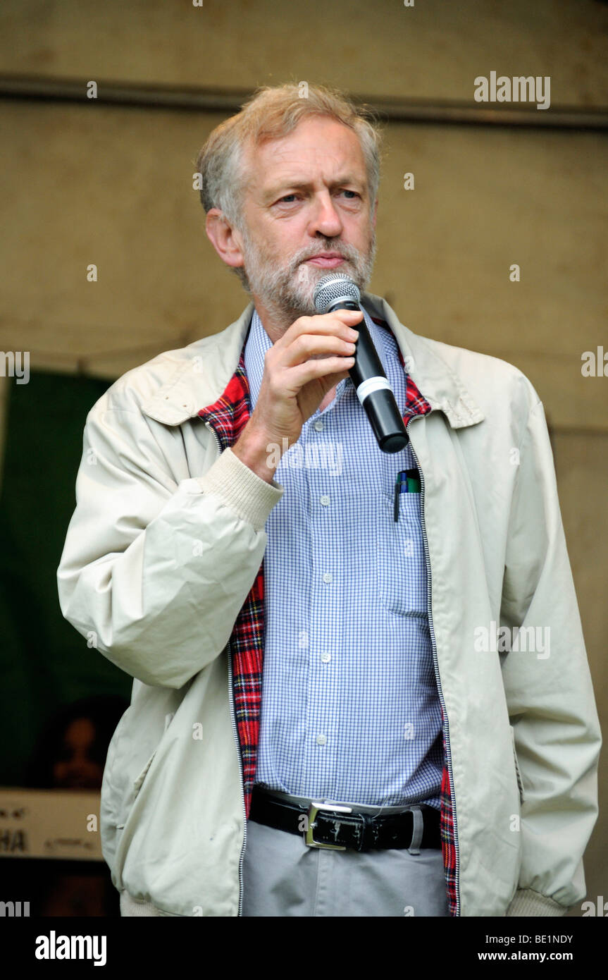 Jeremy Corbyn MP pour la main-d'Islington au nord lors de la Gillespie Park Festival London England UK Highbury Banque D'Images