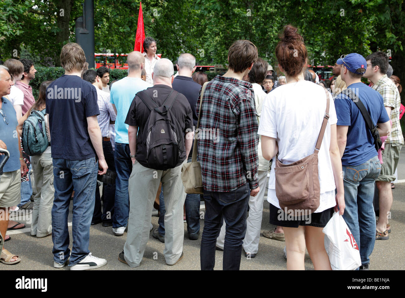 Les foules se rassemblent pour écouter au Speakers Corner Hyde Park London uk Banque D'Images