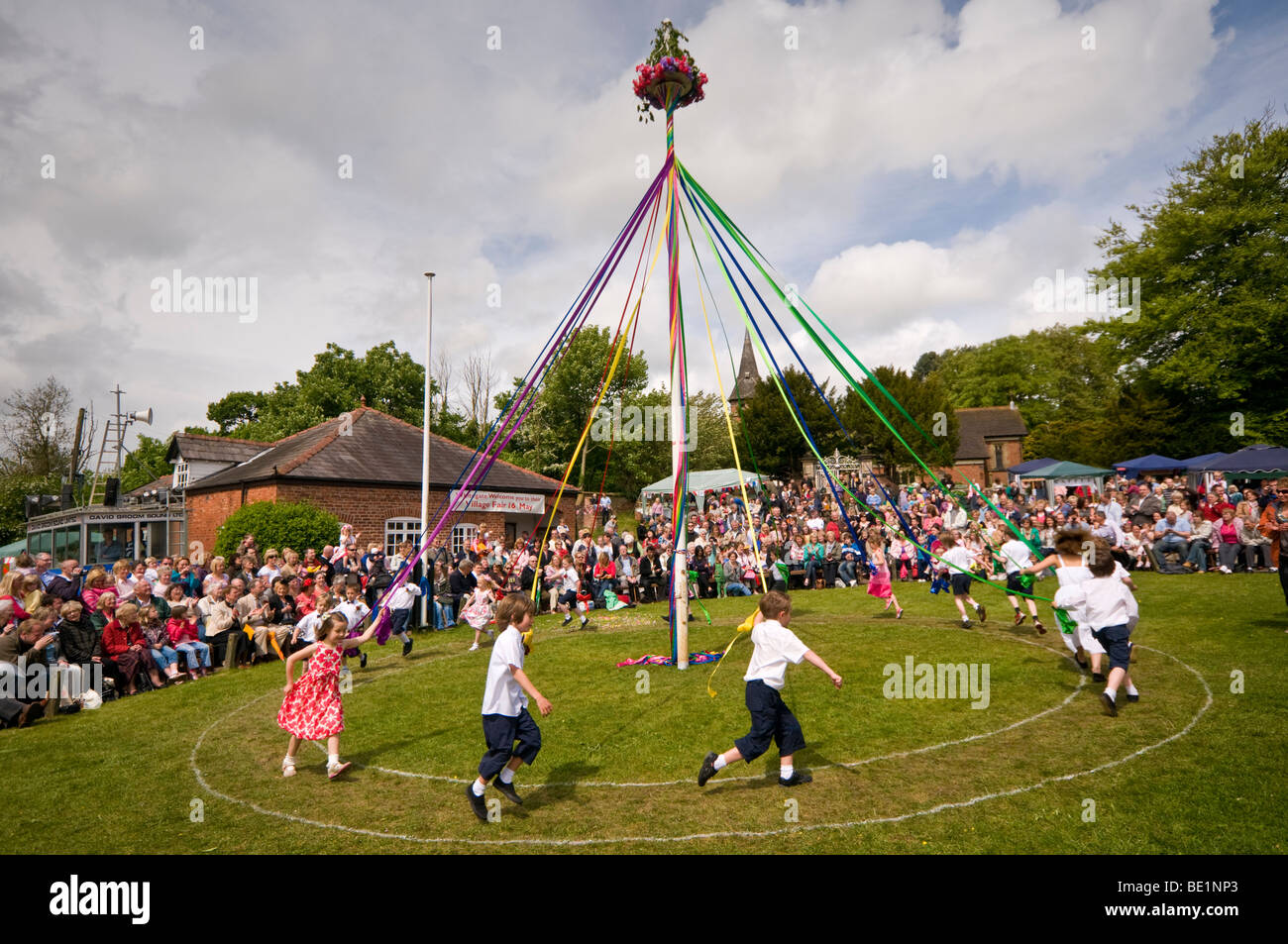 Les enfants effectuant un Maypole Dance, Whitegate, Cheshire, England, UK Banque D'Images