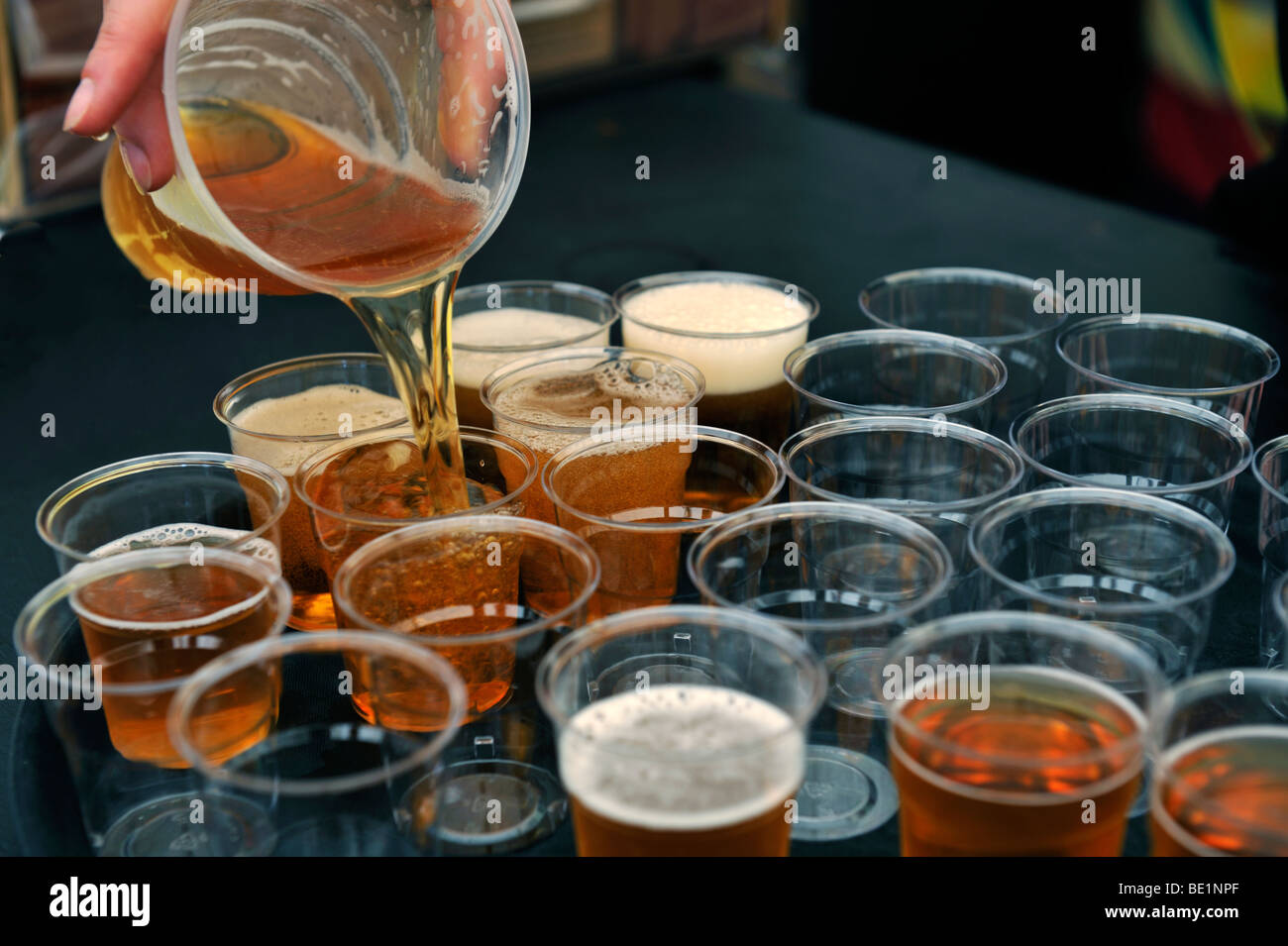 Servir la bière de verre pinte dans de petits verres d'échantillonnage Banque D'Images
