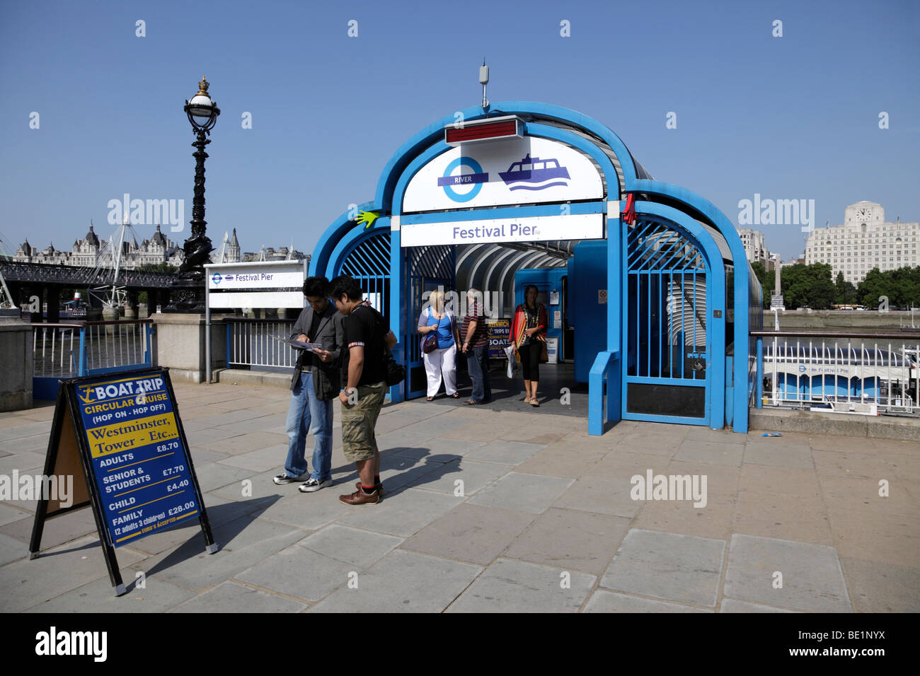Entrée de la jetée a festival river bateau stop sur la tamise utilisée en été pour des croisières south bank london uk Banque D'Images