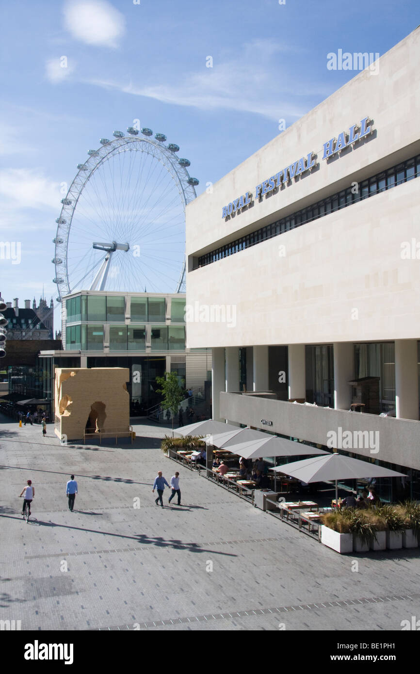 London Eye et le Royal Festival Hall Rive Sud Waterloo London England Banque D'Images