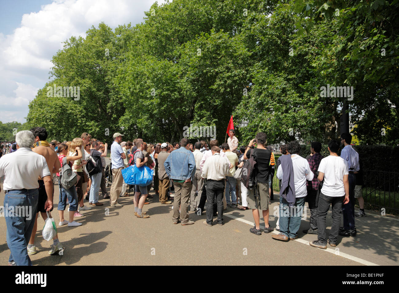 Les foules se rassemblent pour écouter au Speakers Corner Hyde Park London uk Banque D'Images
