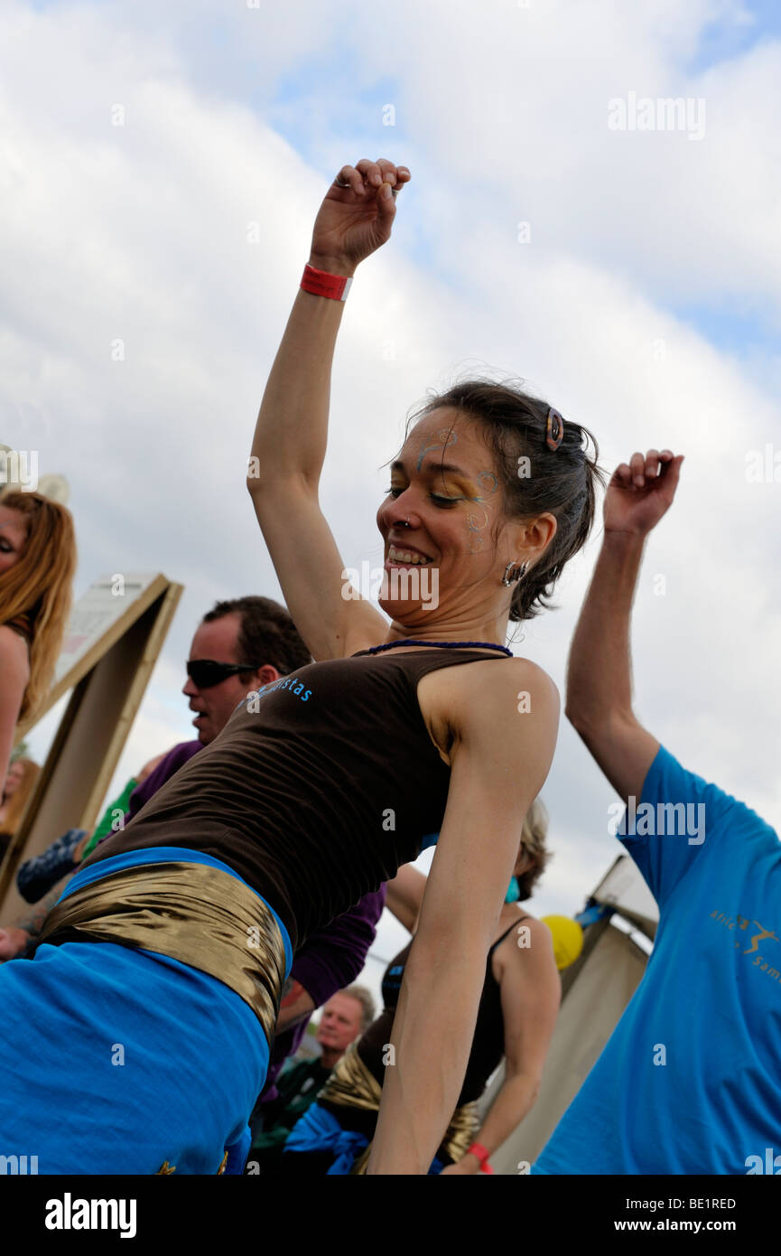Jeune femme exubérante de danse au festival de jour. Banque D'Images