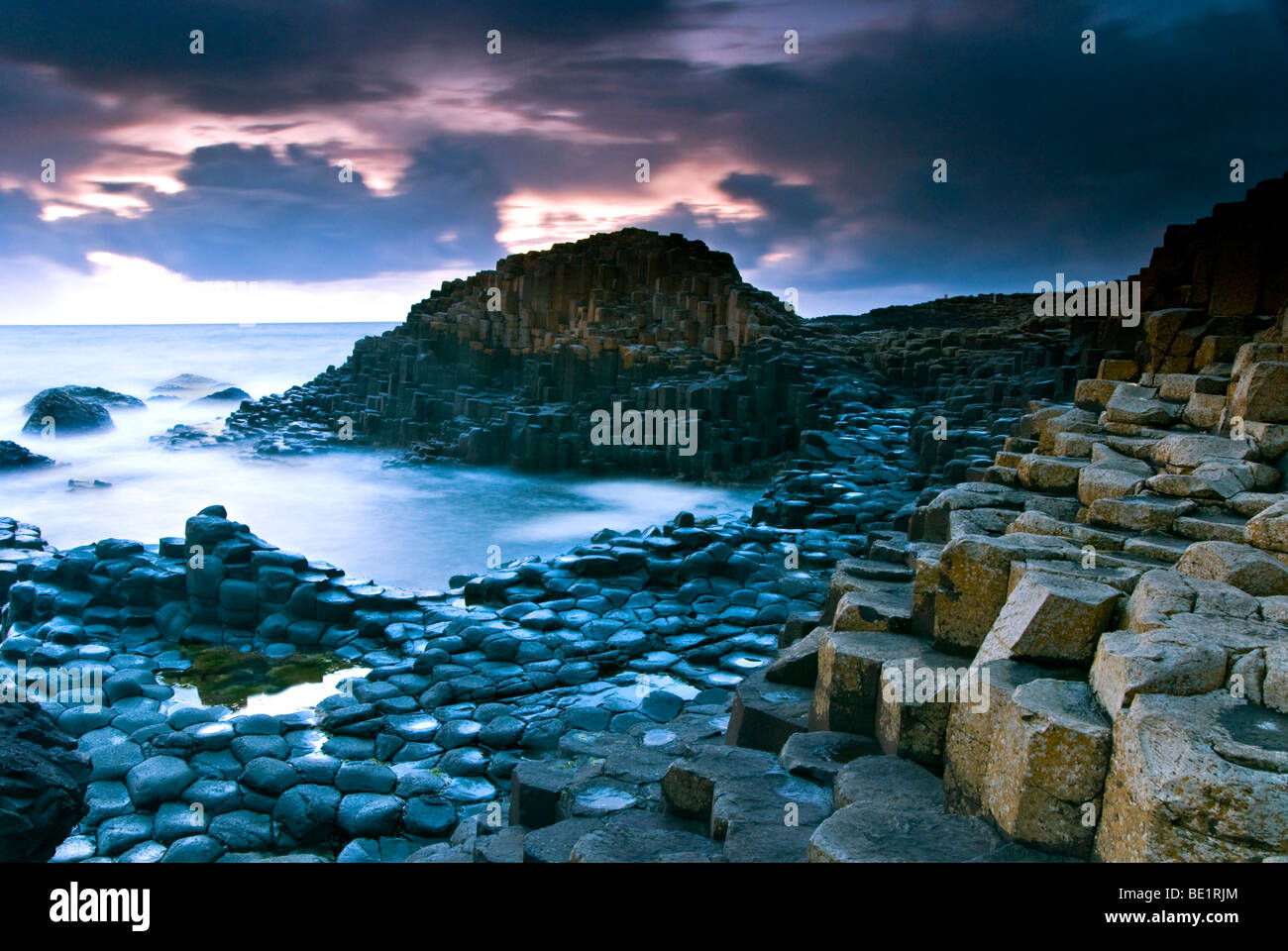 Coucher du soleil à la Giant's Causeway, Patrimoine Littoral, comté d'Antrim, en Irlande du Nord Banque D'Images