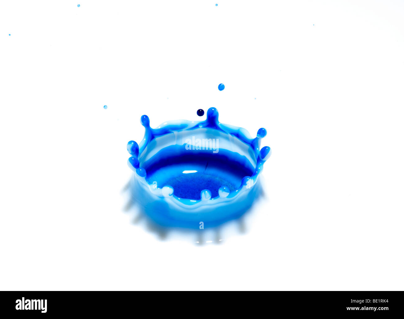 L'impact des gouttelettes d'encre haut-débit technique photographique montrant coronet qui forme après une gouttelette frappe la surface d'un liquide Banque D'Images