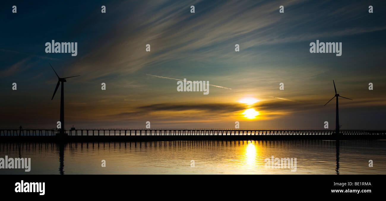 En Angleterre, Northumberland, Blyth parcs offshore. Les silhouettes Sunrise Blyth - parc éolien offshore wind turbines Banque D'Images