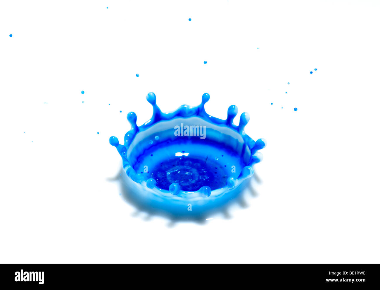 L'impact des gouttelettes d'encre haut-débit technique photographique montrant coronet qui forme après une gouttelette frappe la surface d'un liquide Banque D'Images