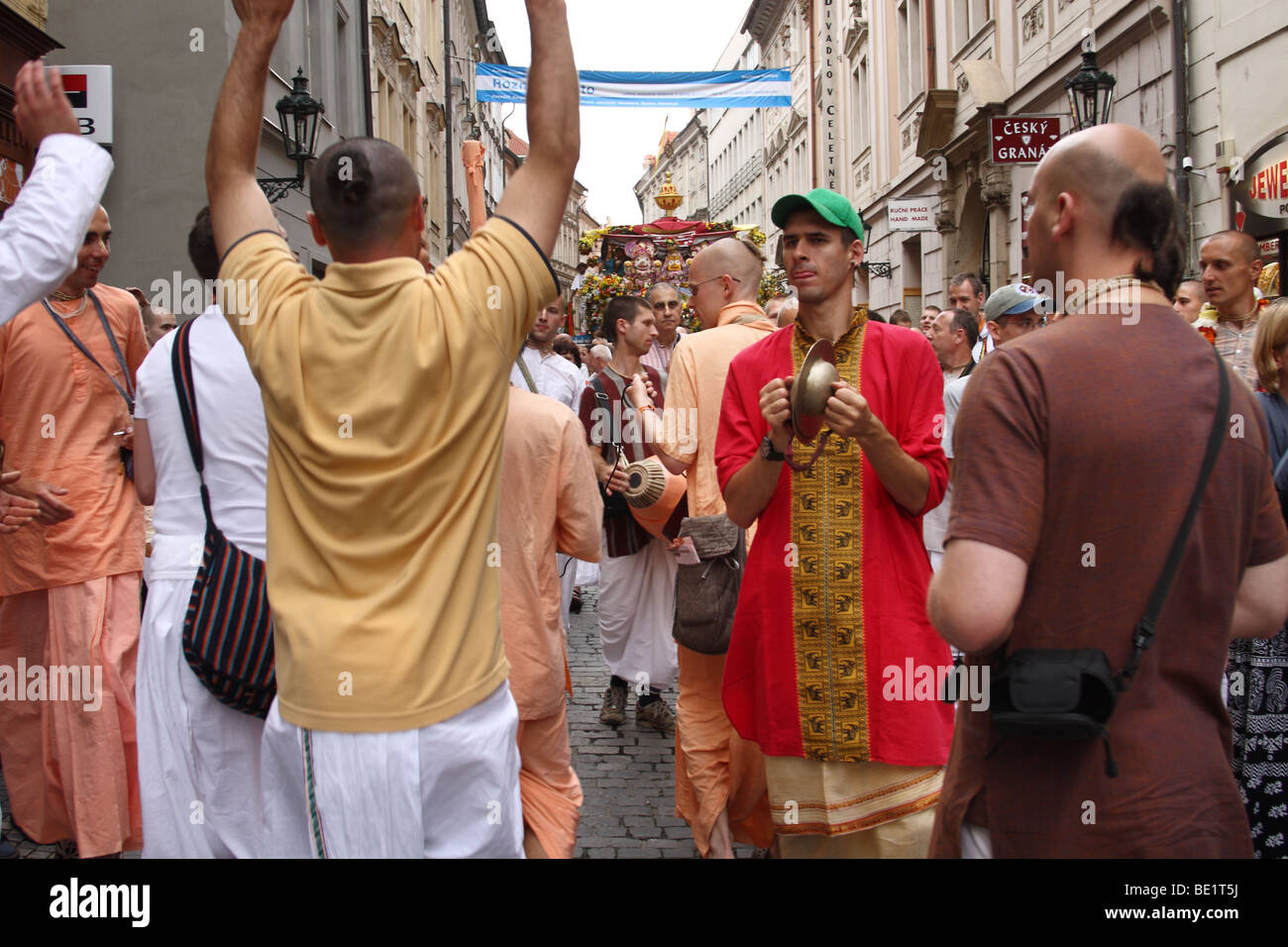 Hare Krishna procession. Vieille ville de Prague. République tchèque. Banque D'Images