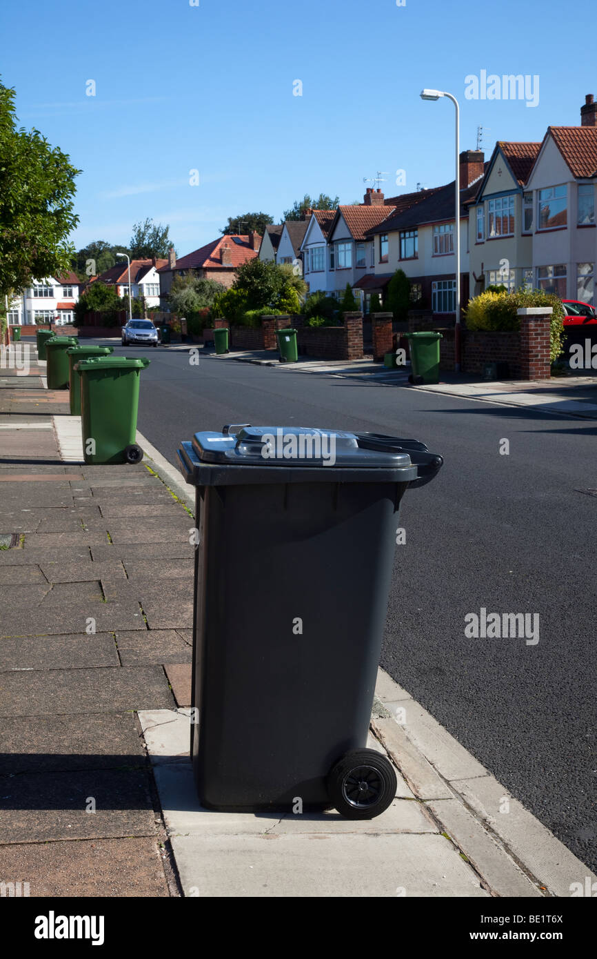 “Bin Blignted” Streets non- Recyable Waste Ugly Clutter Wheelie Bins, les poubelles de ménage sur le bord de la route à Highfield Road, Southport, Merseyside Royaume-Uni Banque D'Images