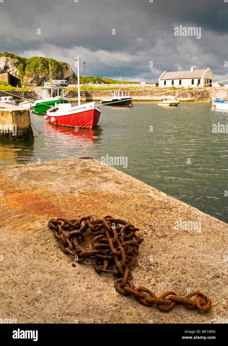Des bateaux de pêche à Ballintoy Harbour, comté d'Antrim, en Irlande du Nord, Royaume-Uni Banque D'Images