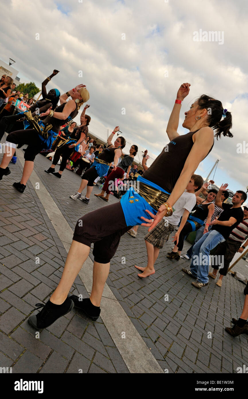 Danse au festival de jour. Banque D'Images