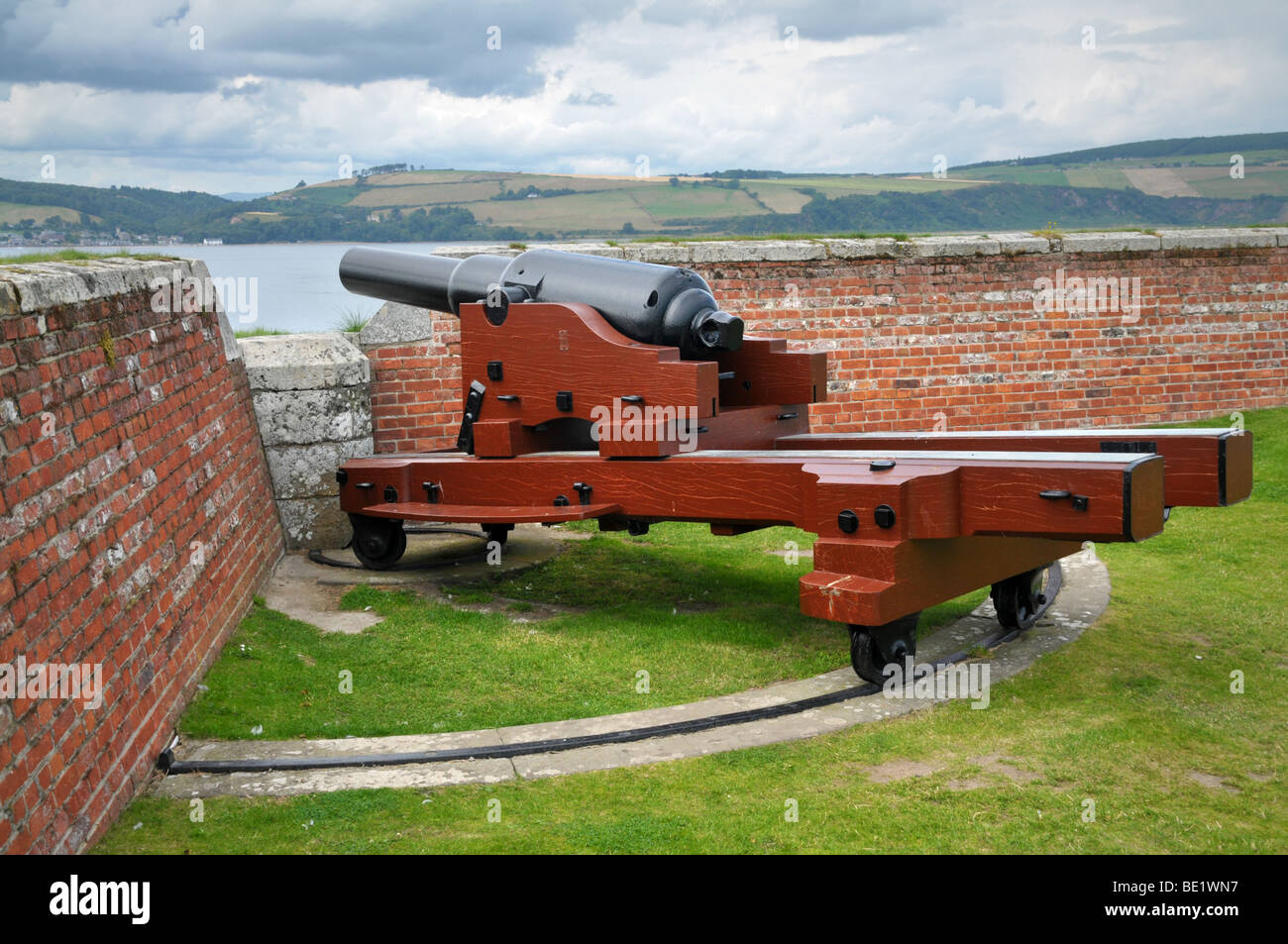 Un grand canon mobile à Fort George -une vaste forteresse de garnison, près d'Inverness avec vue sur le Moray Firth. Banque D'Images