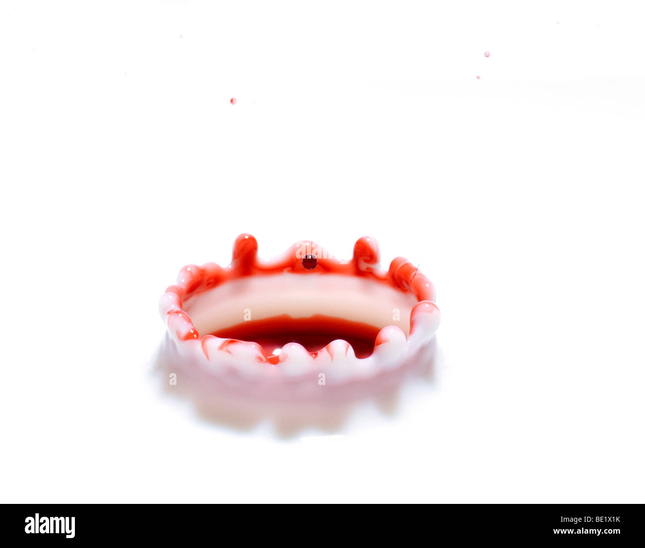 L'impact des gouttelettes d'encre haut-débit technique photographique montrant coronet qui forme après une gouttelette frappe la surface d'un liquide Banque D'Images