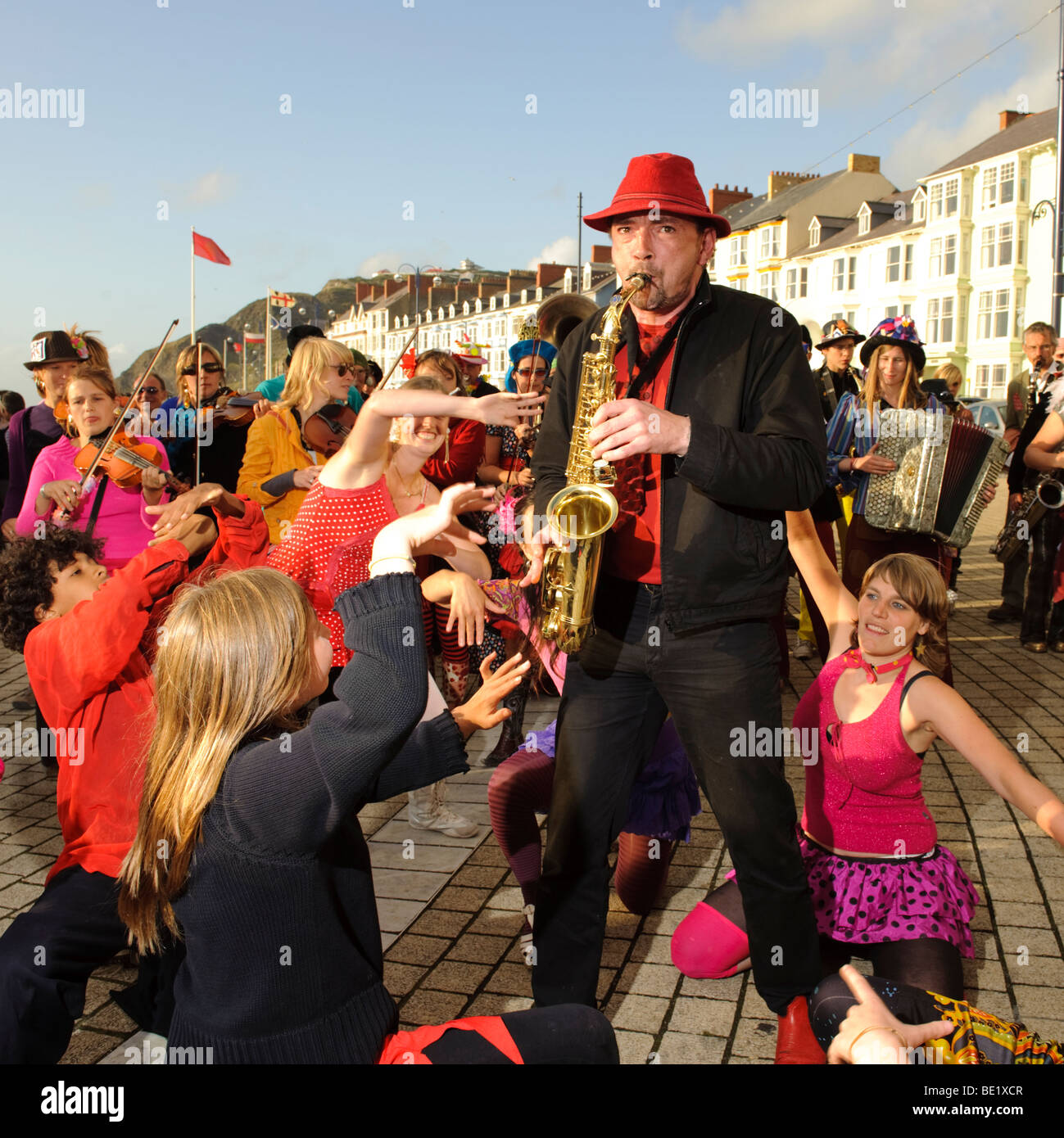 Musiciens de la Fanfare de Propere fanfare belge d'effectuer sur la promenade, Aberystwyth Wales UK Banque D'Images