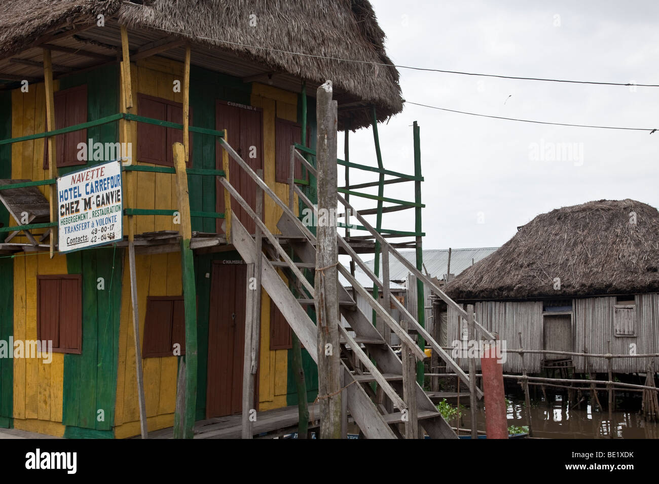 Le Carrefour Inn de Ganvie, le Bénin offre hébergement pour les touristes dans la région de maisons aux toits de paille. Banque D'Images