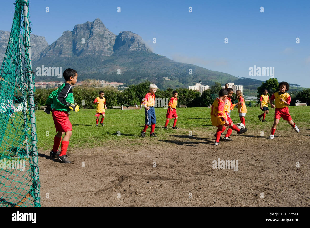 Enfants jouant au football en équipe, Cape Town, Afrique du Sud Banque D'Images