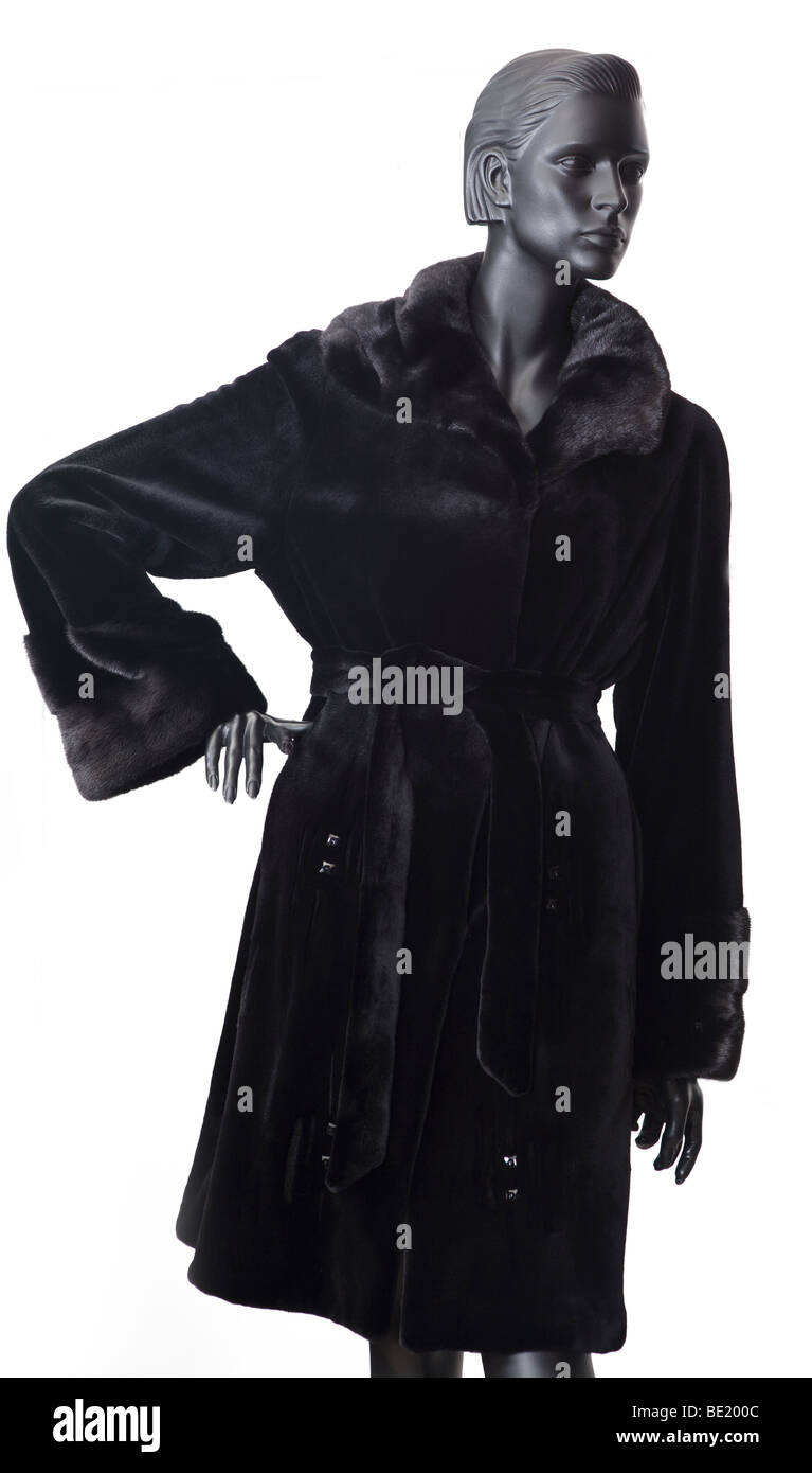 Manteau de fourrure noire sur mannequin Banque D'Images