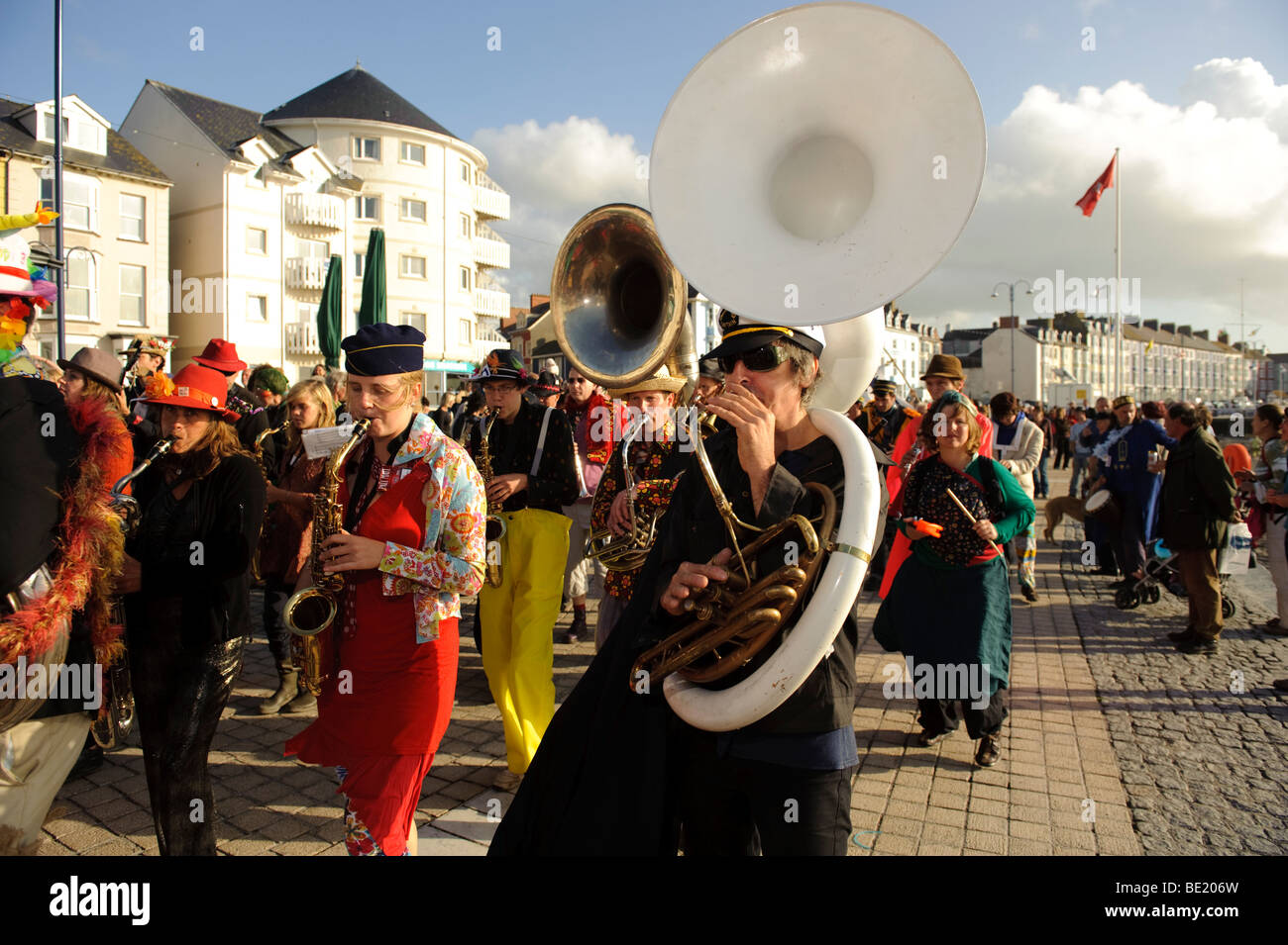 Musiciens de la Fanfare de Propere fanfare belge d'effectuer sur la promenade, Aberystwyth Wales UK Banque D'Images