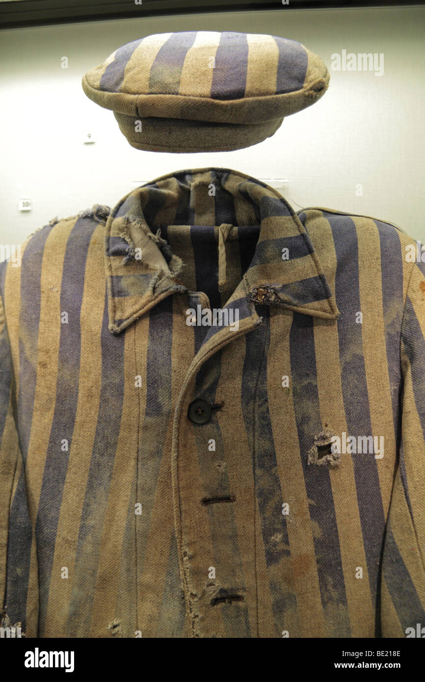 Un déshabillé bleu et blanc uniforme porté par un prisonnier à Auschwitz Birkenau camp de mort à l'Imperial War Museum North.ISO400 Banque D'Images