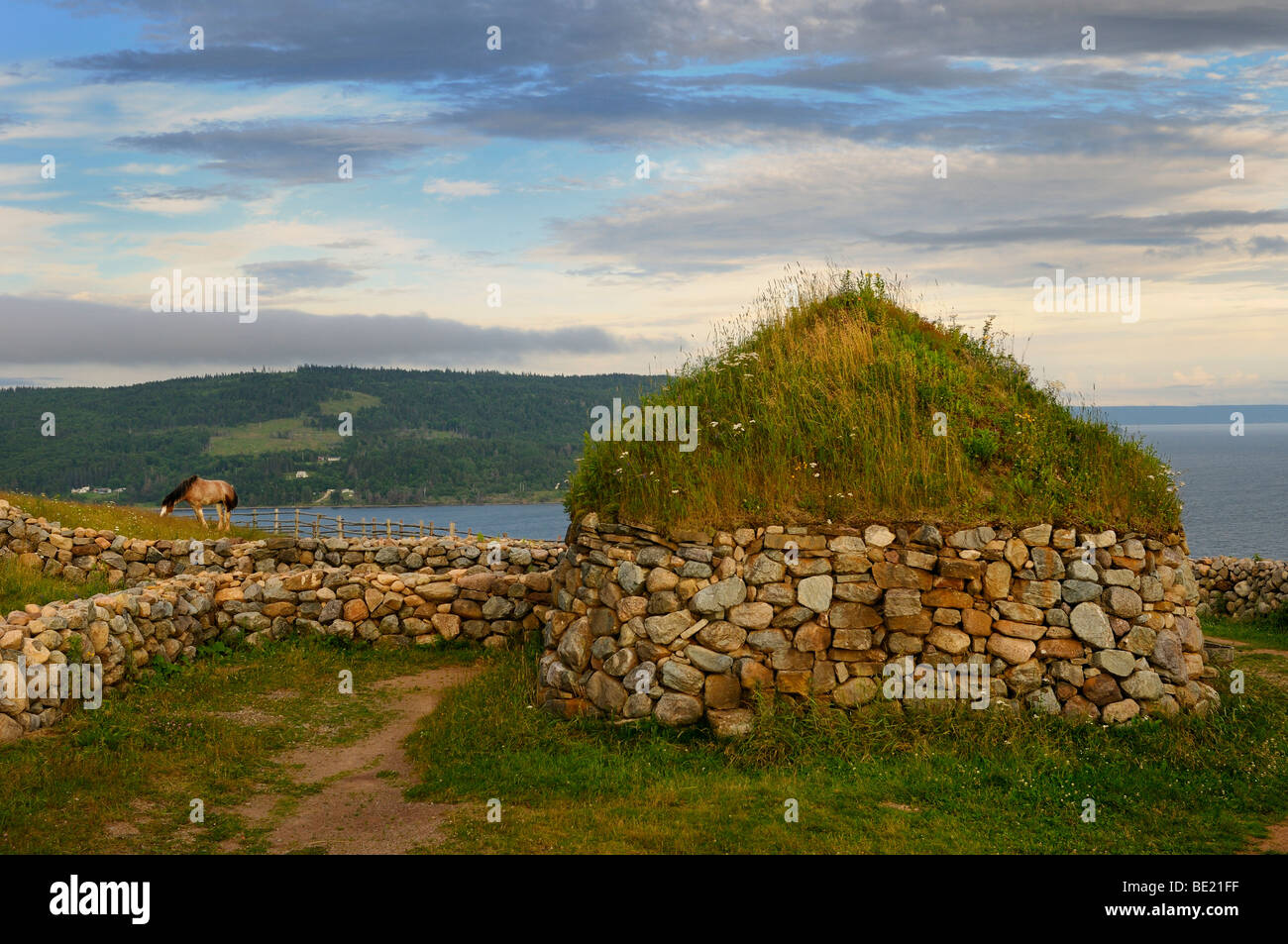 Cheval clydesdale et noir maison avec toit de chaume et des murs en pierre au Highland Village Museum iona l'île du Cap-Breton, Nouvelle-Écosse Canada Banque D'Images