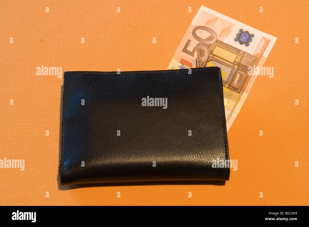 Un portefeuille noir avec un billet d'euro (France). Portefeuille noir avec billet de banque Euro (France). Banque D'Images