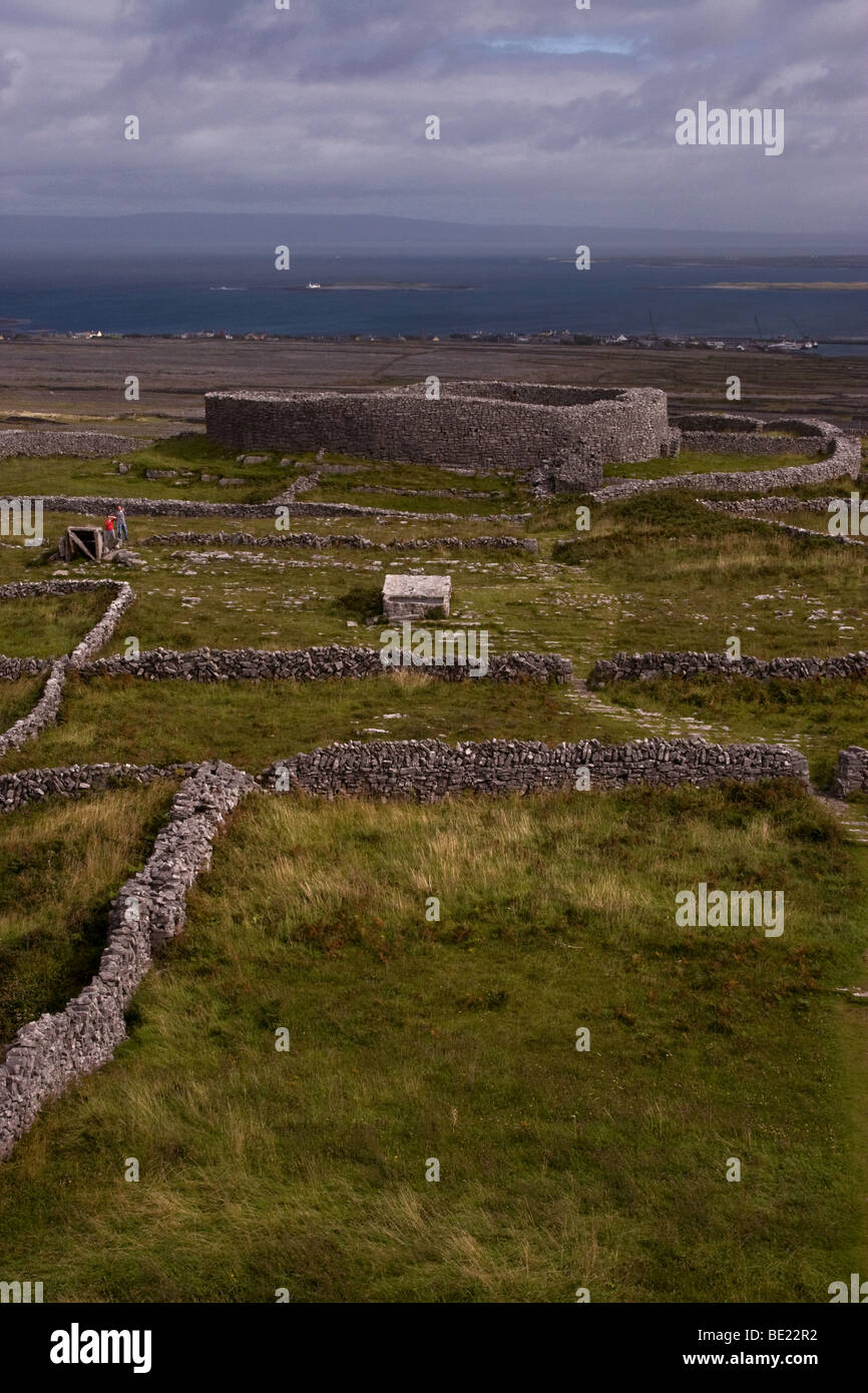 Ring-Fort Eochla Dun à l'apogée de l'île d'Inis Mor, les îles d'Aran, Co Galway, Irlande. Photo est prise à partir dun Arann Lighthouse Banque D'Images